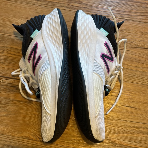 New Balance gym shoes size 8 - Picture 3 of 7